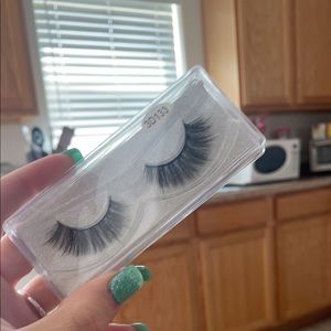 I’m selling lashes